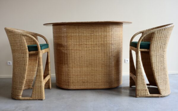 rotan bar met twee barkrukken